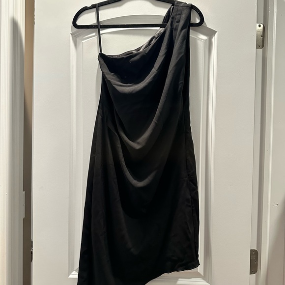 Elegant Black One-Shoulder Dress - Picture 2 of 3